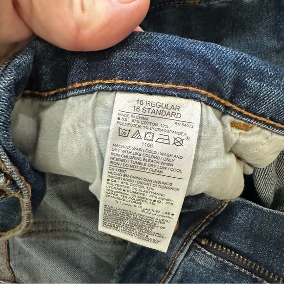 Old Navy Women’s Medium Wash Regular Fitted Denim Rolled Hem Shorts Sz 16 GUC - Picture 5 of 6